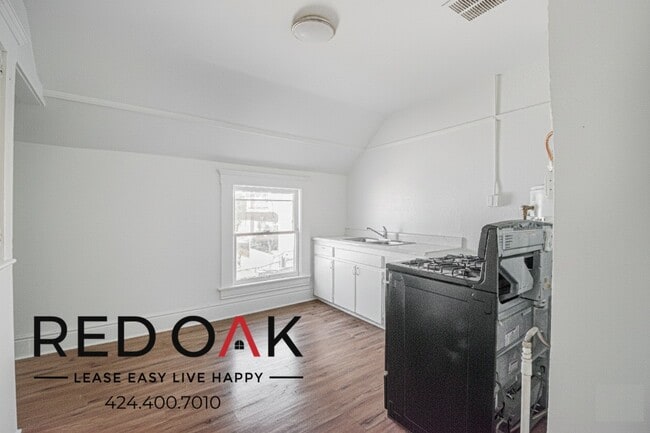 Building Photo - 615 S Soto St