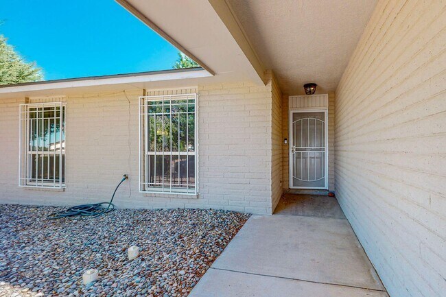 Building Photo - 2520 Landman Dr NE