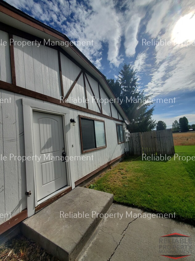Building Photo - 209 S Adam Ln