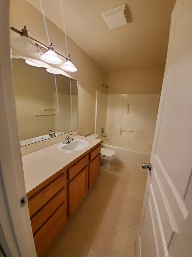 Building Photo - 3 Bedroom Duplex with Large Yard