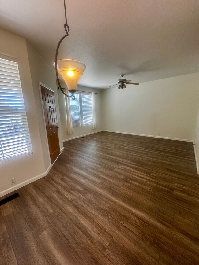 Foto del edificio - 2 Bed 3 Bath Townhome on Dublin & Powers