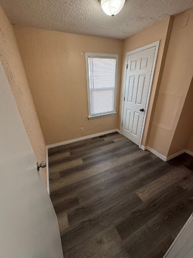 Foto del edificio - 2 Bedroom, 1 Bathroom with fenced yard, and is centrally located in Wichita Ks