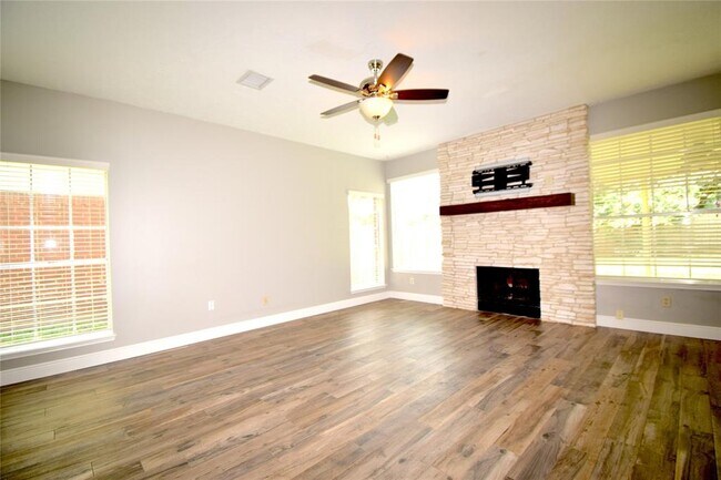 Foto del edificio - 6402 Laurel Bush Ln