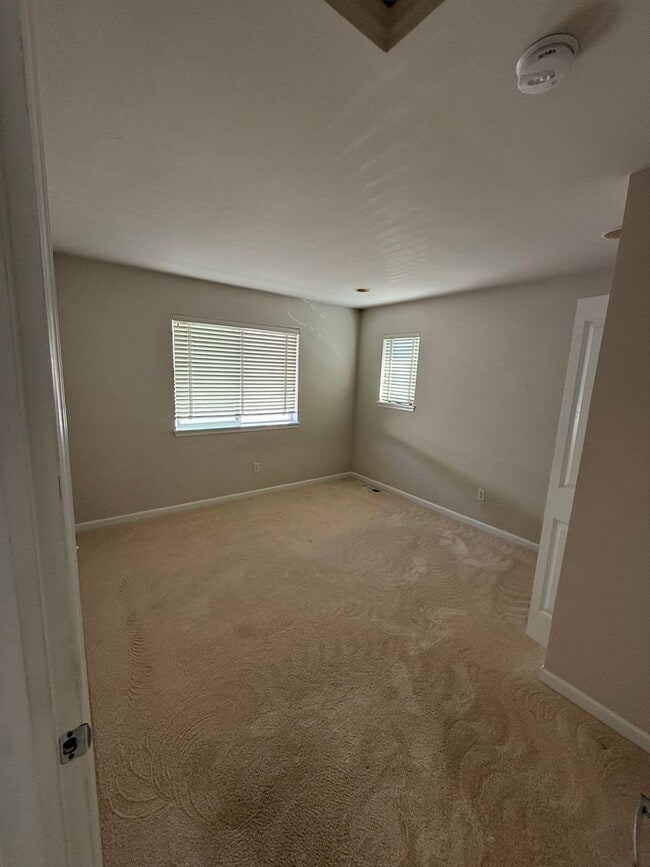 Building Photo - Updated Beautiful Mill Creek Home!