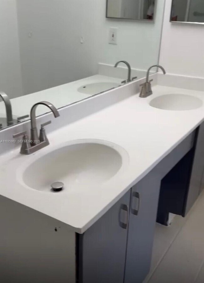 Foto del edificio - 3300 NE 192 St