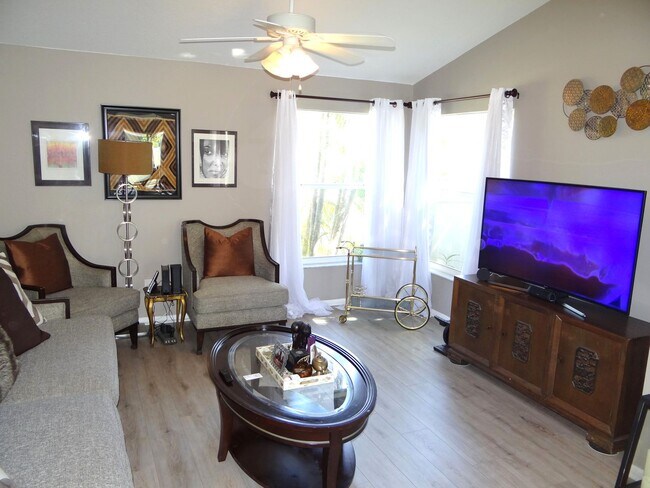 Building Photo - 2 bed 2.5 bath home only 1.5 miles to the ...