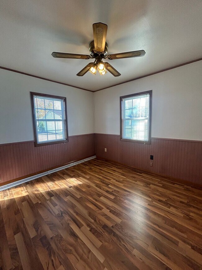 Building Photo - 2 Bedroom 1 Bathroom house available now!