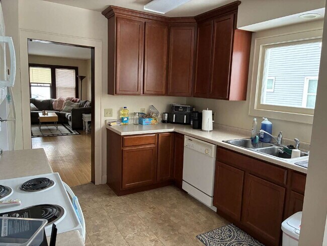 Foto del edificio - Great 3 Bed 1 Bath close to Water St. and UWEC! Available June 1st!