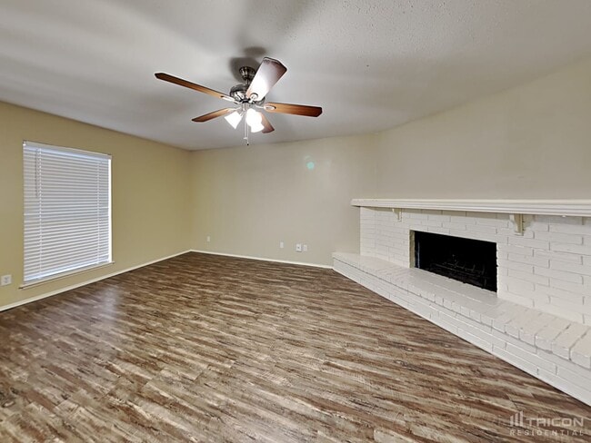 Building Photo - 1005 Llano Trail