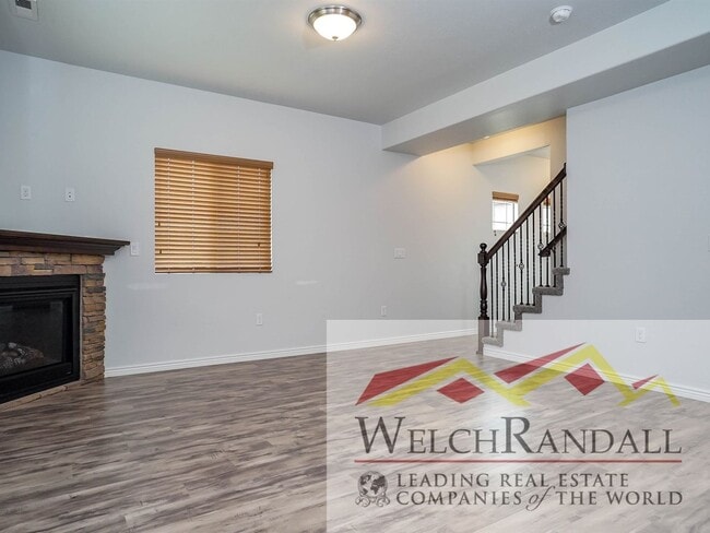 Building Photo - Stylish 3-Bed Townhome in Mountain Green!