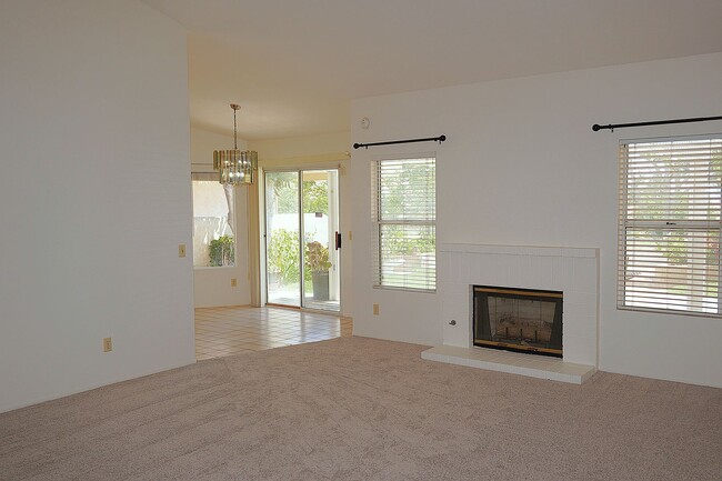 Foto del edificio - 1366 Fairway Oaks Ave