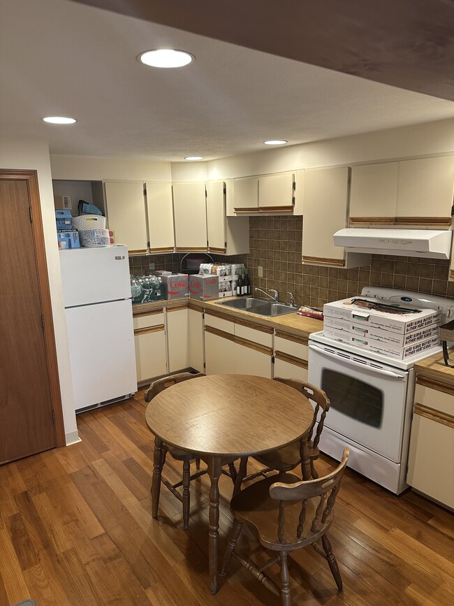 Kitchen - 22 Crestwood Rd