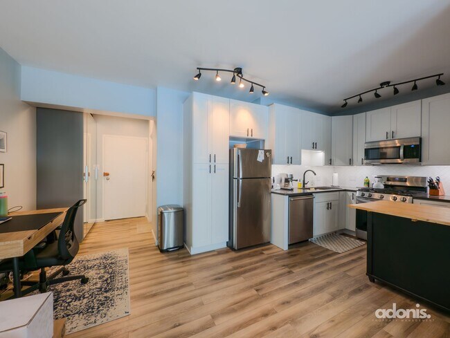 Foto del edificio - Modern, Light-Filled Junior 1BR in Prime Dupont Location
