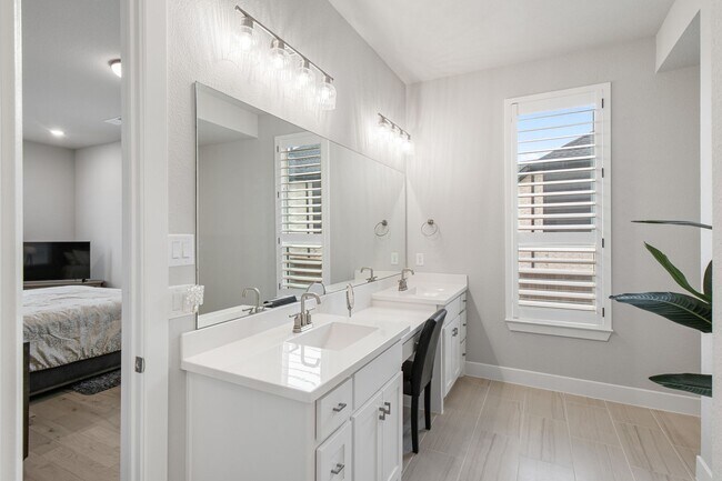 Foto del edificio - Stunning 4-Bedroom Luxury Residence with Bonus Office in the Prestigious Walsh Community LIKE NEW!