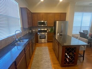 Building Photo - 3209 Clearview Cir