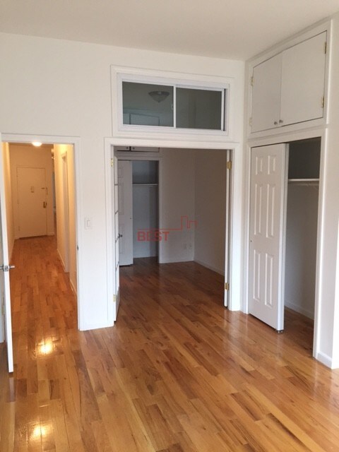 Foto del edificio - 251 W 51st St