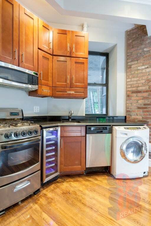 Building Photo - 250 Mott St