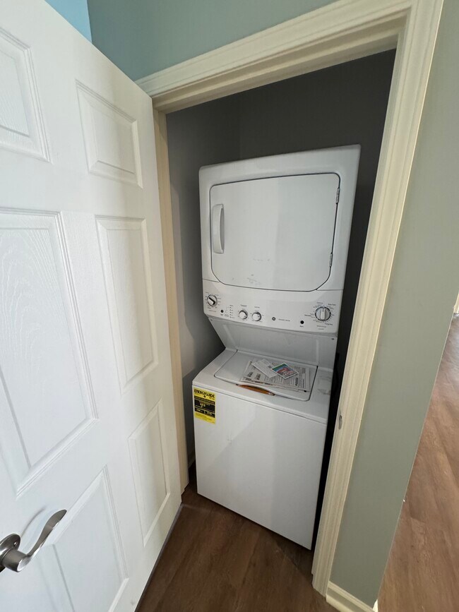 Building Photo - 260 Cedar St