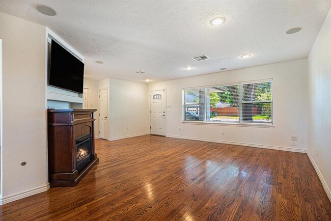 Building Photo - 1502 Ivie Lee St