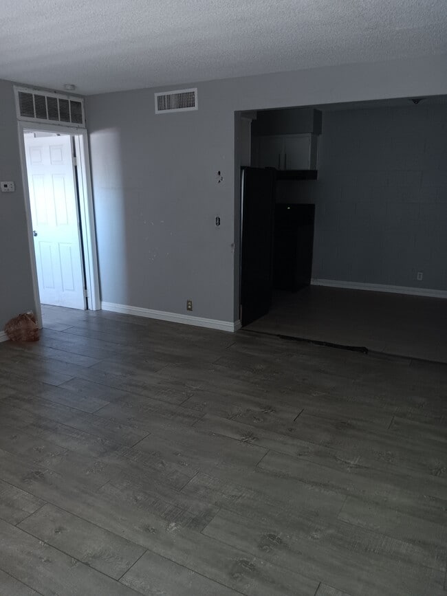 Building Photo - 565 S Royal Crest Cir