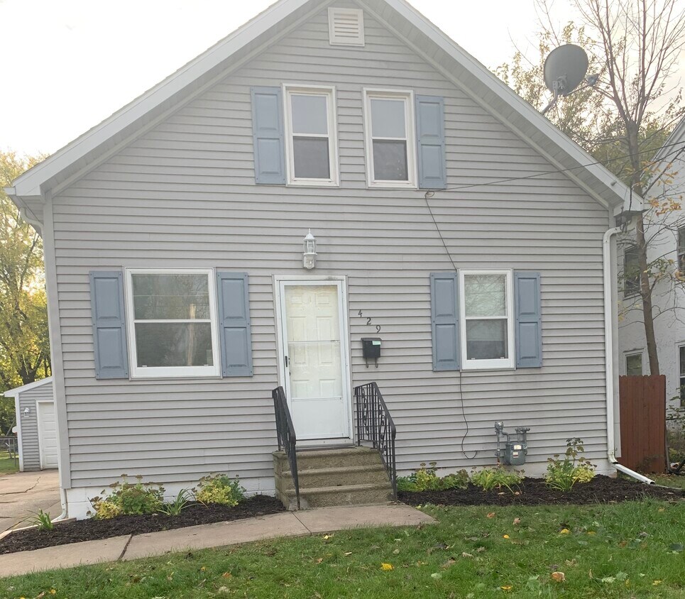 Single Family Home - 429 Victoria St