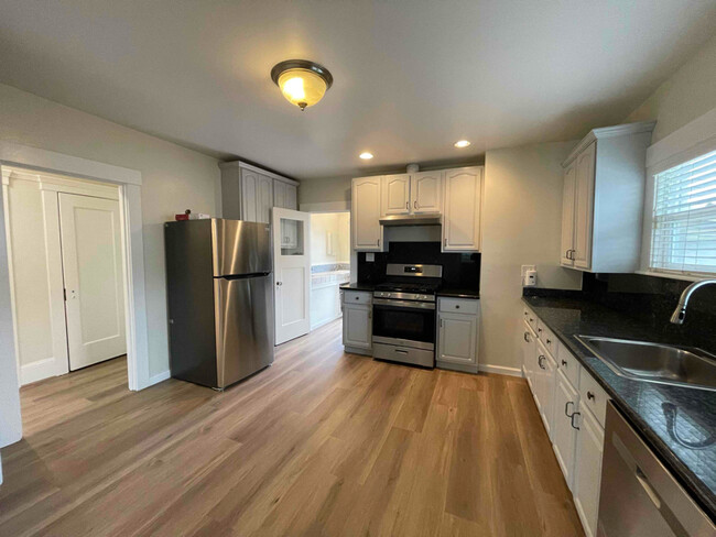 Foto del edificio - 33711 Railroad Ave