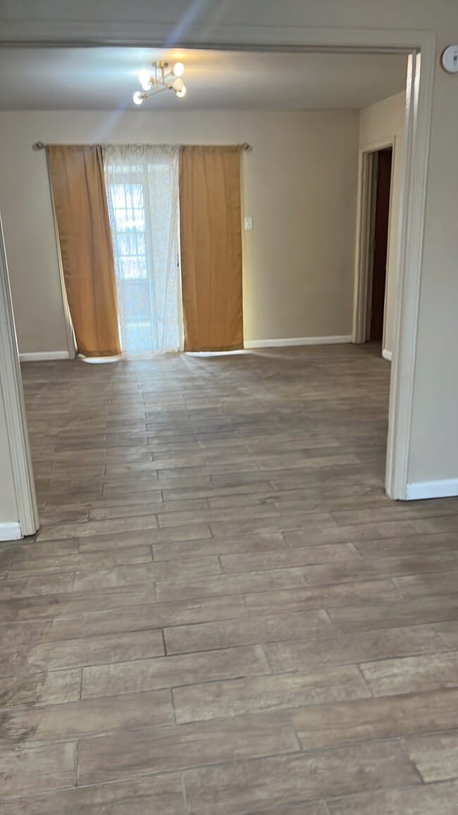 Entrance into living room - 8700 Winchester Rd