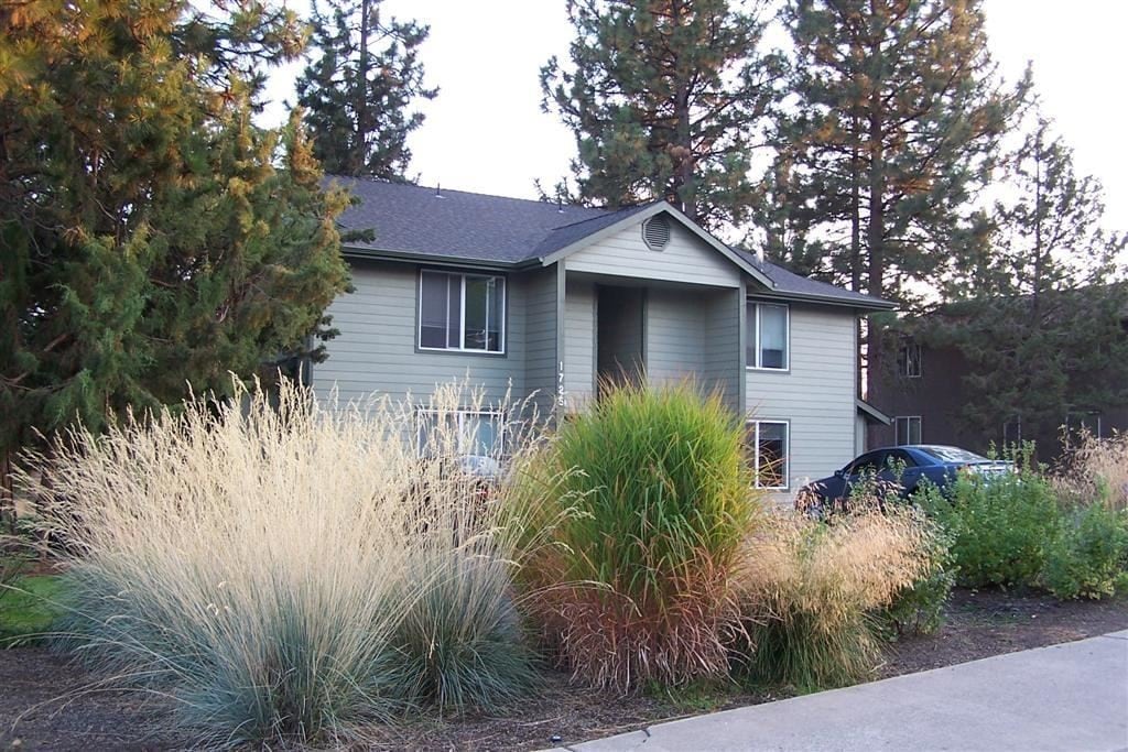 Primary Photo - 1725 SW Forest Ridge Ave