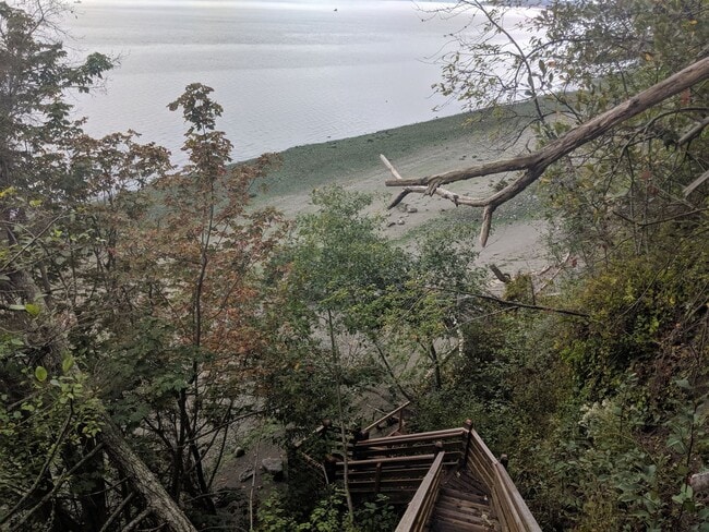 Building Photo - Gorgeous 3-bedroom home on Hood canal with...
