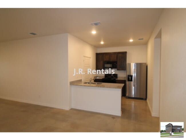 Building Photo - 106 Lost Trl