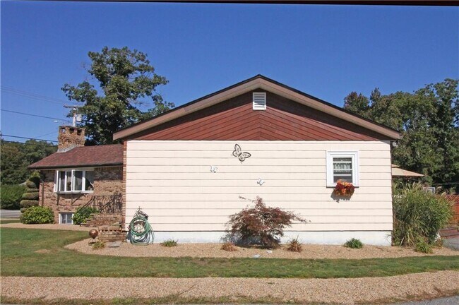 Foto del edificio - 436 Crandall Rd