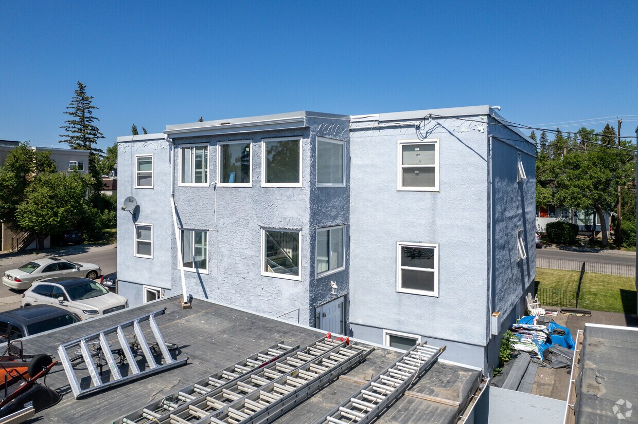 Building Photo - 1617 34 Av SW
