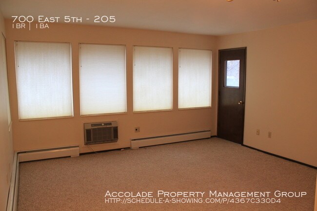 Foto del edificio - Pristine 1 Bedroom with Private Balcony