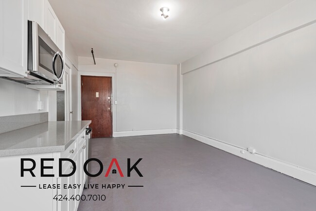 Foto del edificio - ~2 Months FREE~ Sunlit Bachelor with In-Un...
