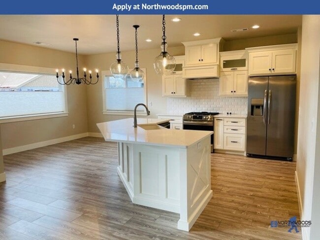 Building Photo - Newer Gorgeous Home in Desirable Neighborhood