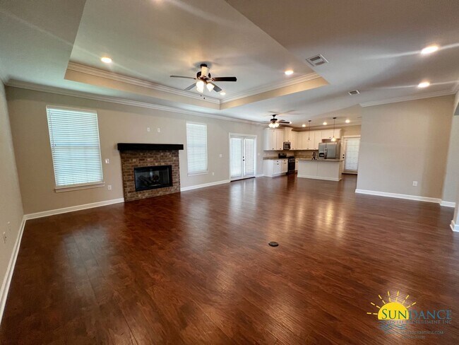 Building Photo - Stunning 3 Bedroom Home in Crestview!