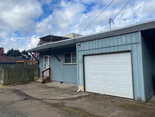 Building Photo - Bright 2 bedroom, 1 bath house in Gardiner...