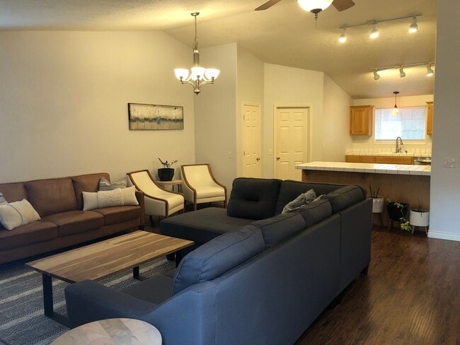 Building Photo - Ranch style home close to river & trails, ...