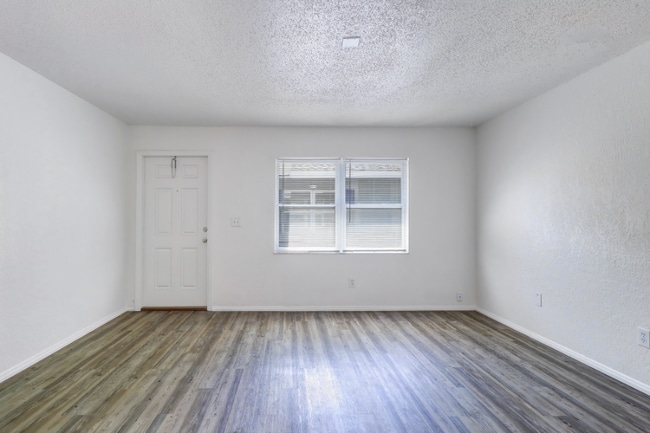 Foto del edificio - 5345 Laurel Pl