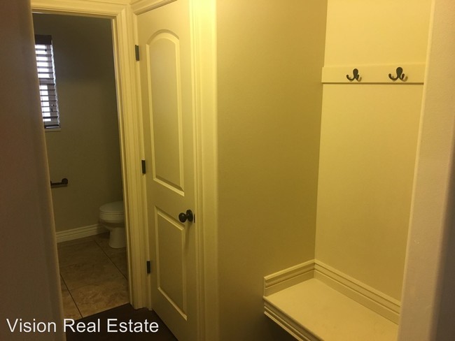 Building Photo - 5 br, 2.5 bath House - 926 S Cinnamon Ridge