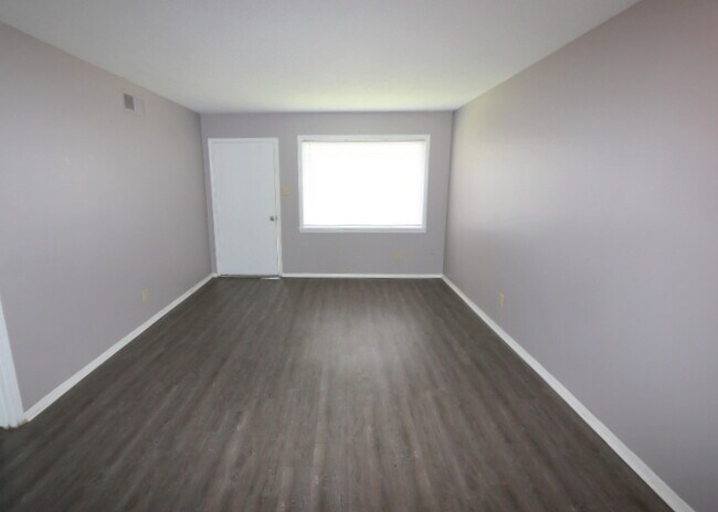 Habitación familiar - Center Court Apartments-FREE first month!