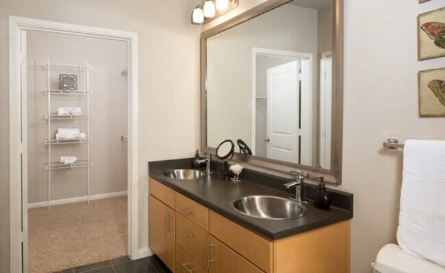 Building Photo - 2 bedroom in Houston TX 77027
