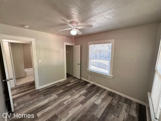Building Photo - 3 br, 1 bath House - 402 Redwood Ave.