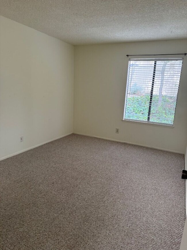 Building Photo - Great One Bedroom Condo Monterey