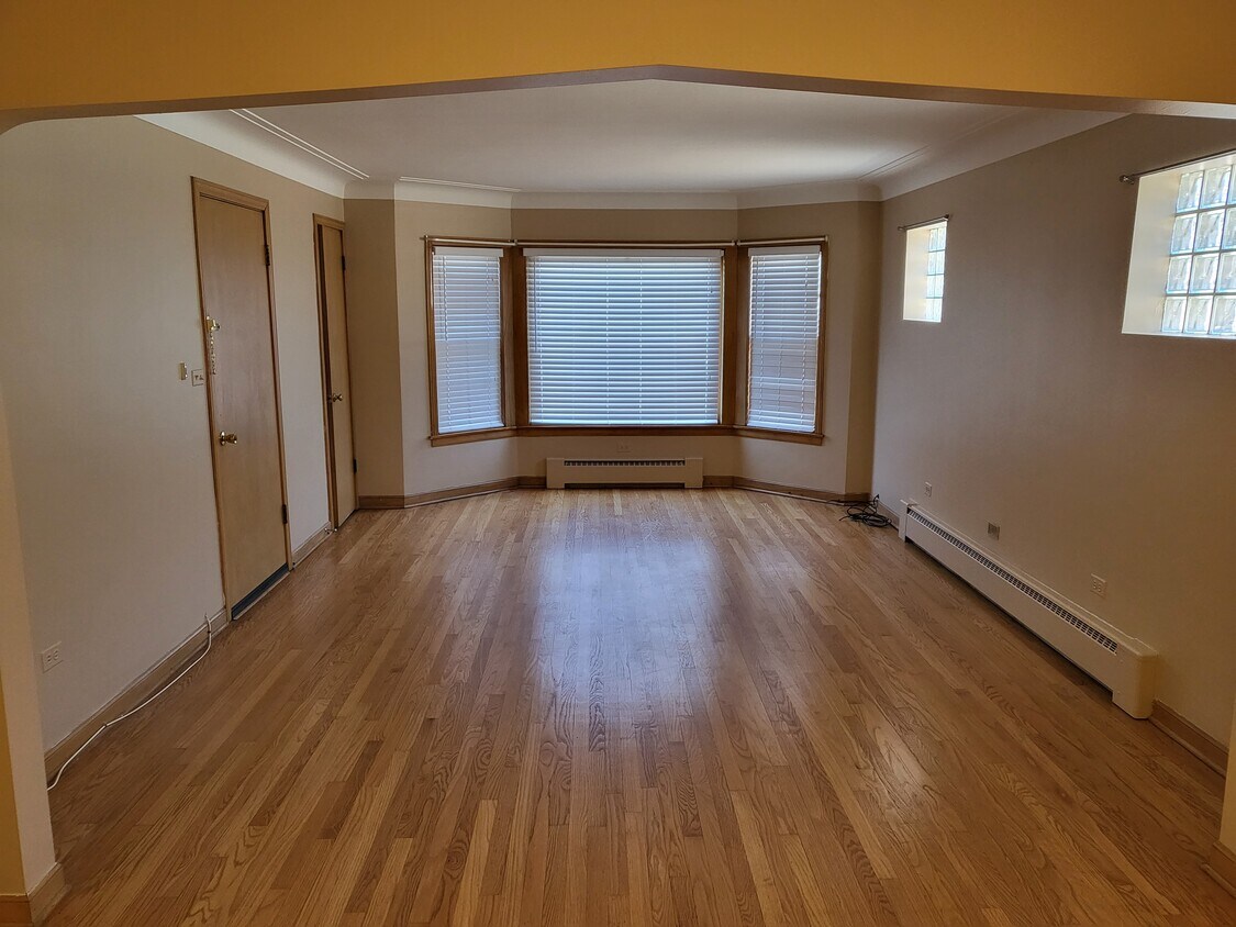 5839 W Higgins Ave Unit 2, Chicago, IL 60630 Apartments in Chicago