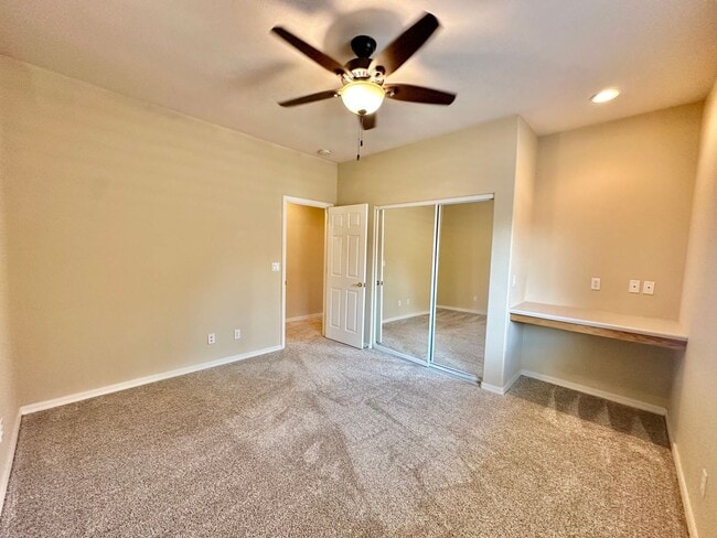 Building Photo - Beautiful 3 bedroom, 3 bathroom home with ...