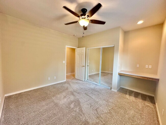 Foto del edificio - Beautiful 3 bedroom, 3 bathroom home with ...