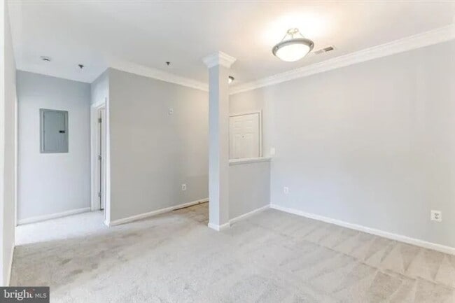 Entrance/Dining Area - 4852 Eisenhower Ave