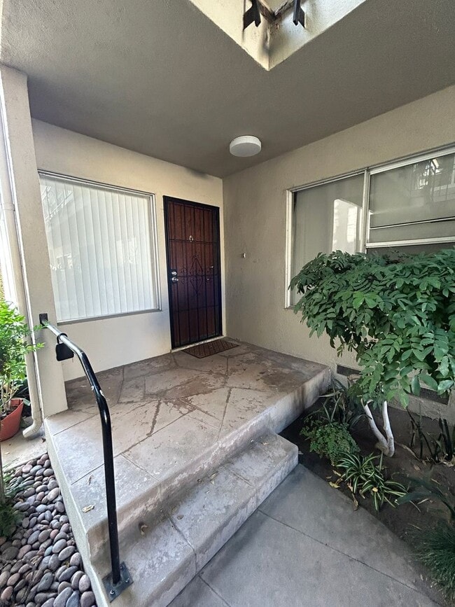 Foto del edificio - SPACIOUS 1BD/1BA UNIT INCLUDES 1-CAR GARAGE