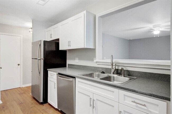 Building Photo - 1131 Village Creek Lane Apt #1, Mount Plea...